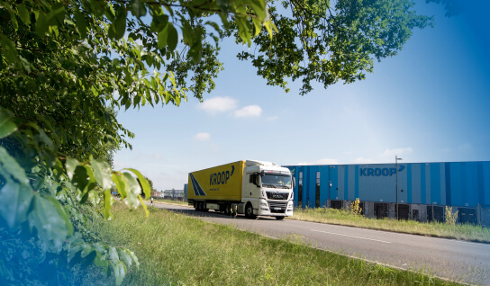LKW bei der Ausfahrt vom Kroop-Gelände