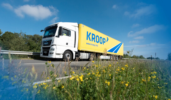 LKW auf Landstraße Seitenansicht