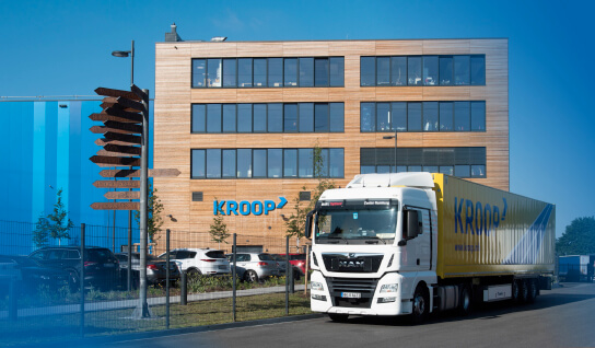 Abfahrender LKW vor Kroop Verwaltungsgebäude