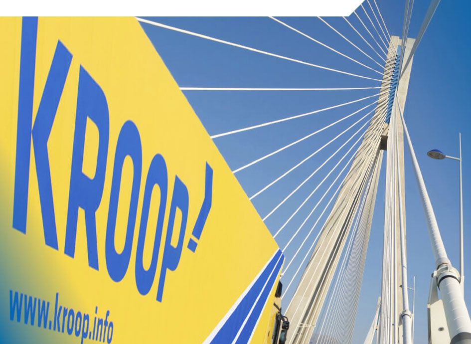 Kroop-LKW fährt über Brücke Nahaufnahme