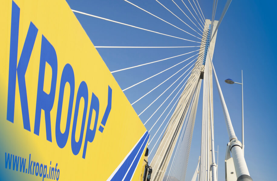 Kroop LKW über Brücke
