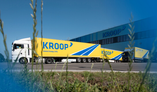 Transport-LKW fährt aus