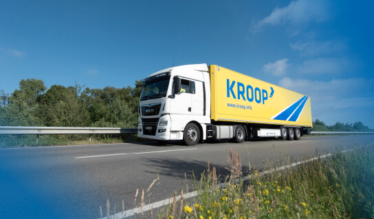 Transport-LKW auf Autobahn Seitenansicht