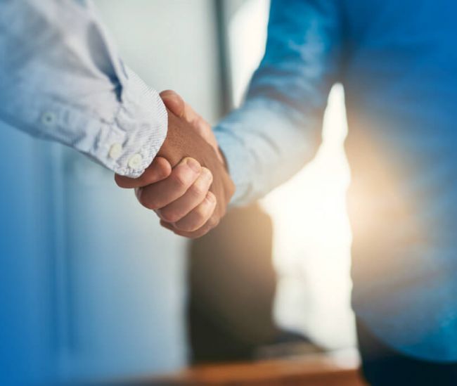 Kroop Leitgedanke Handschlag zwei Personen