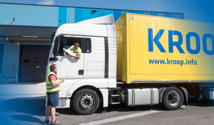 Kroop Leitgedanke Übergabe aus LKW-Fahrerkabine